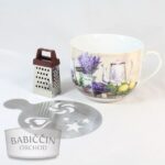 Hrnek se šablonou a struhadlem